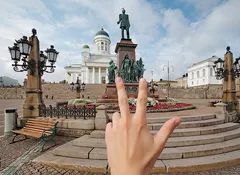 Käsi tekee rauhanmerkin Helsingin Senaatintorilla Tuomiokirkon edessä